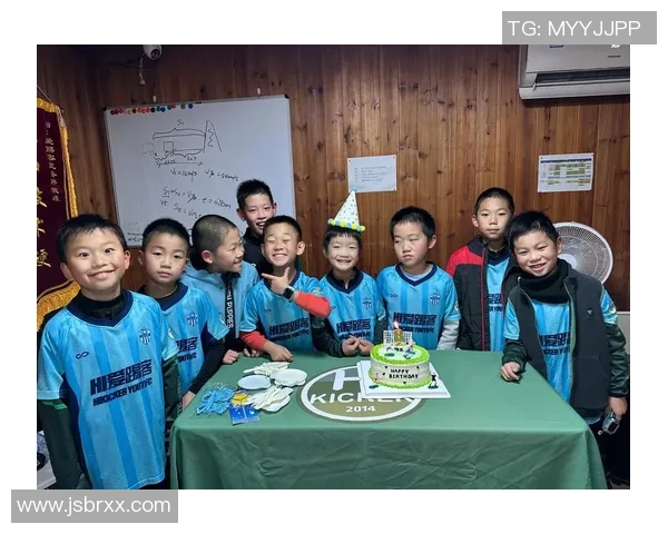 十岁男童生日庆祝盛宴篮球主题蛋糕点燃欢乐时光