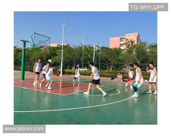 在阳光下挥洒汗水与梦想的篮球场上我们一起成长