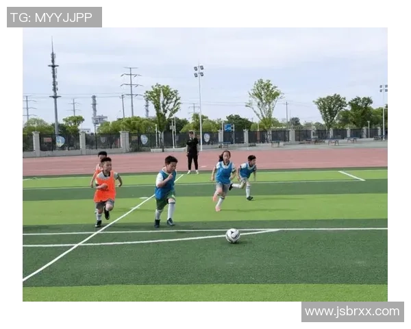 小学校园足球联赛激发孩子们的运动热情与团队精神共创美好校园回忆